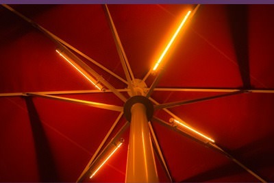 Roter Sonnenschirm mit Orangener LUME-1 Beleuchtung