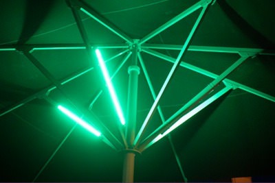 Roter Sonnenschirm mit grüner LUME-1 Beleuchtung