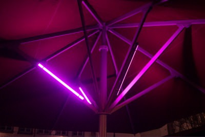 Roter Sonnenschirm mit violetter LUME-1 Beleuchtung