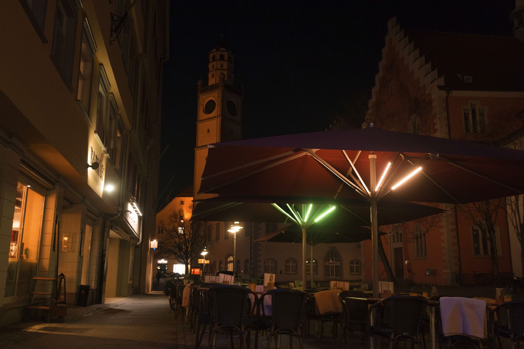 Sonnenschirme im Gastronomiebetrieb mit Grüner und Warmweißer LUME-1 Sonnenschirmbeleuchtung