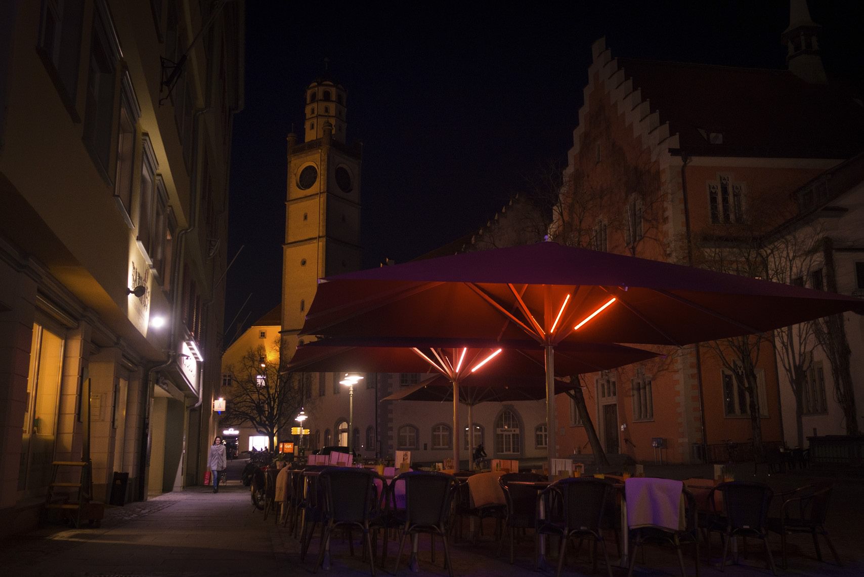 Sonnenschirme im Gastronomiebetrieb mit Roter LUME-1 Beleuchtung