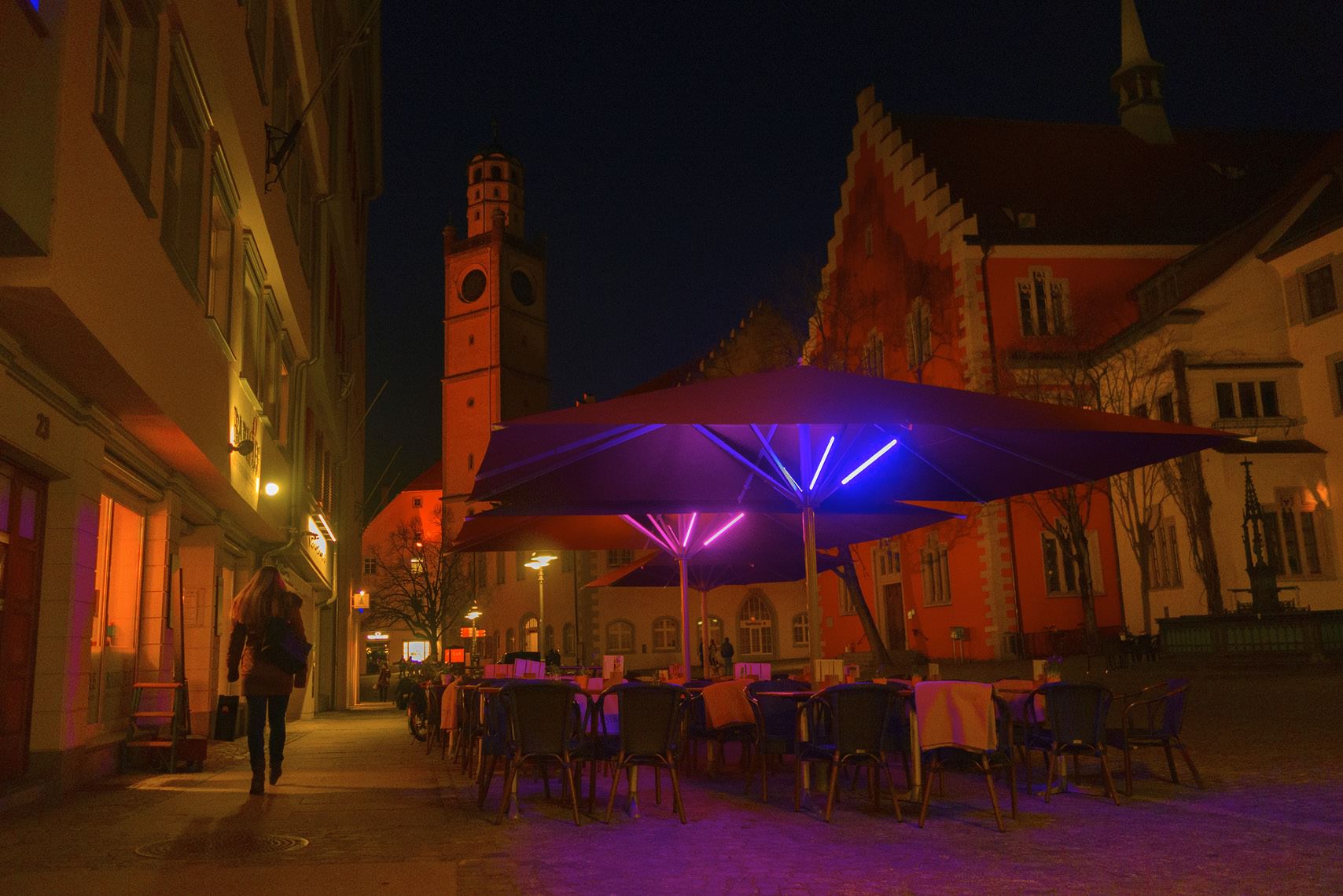 Sonnenschirme im Gastronomiebetrieb mit Violetter LUME-1 Beleuchtung